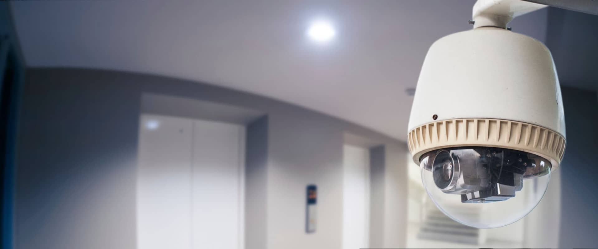 Камера видеонаблюдения в подъезде многоквартирного жилого дома