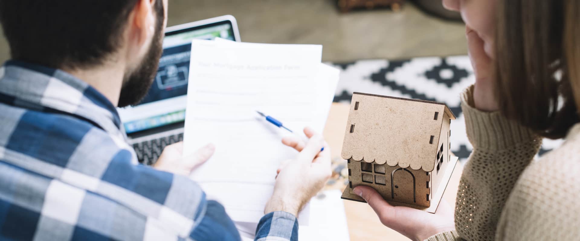 Супруги рассуждают, как лучше ускорить продажу их вторичной квартиры в Минске