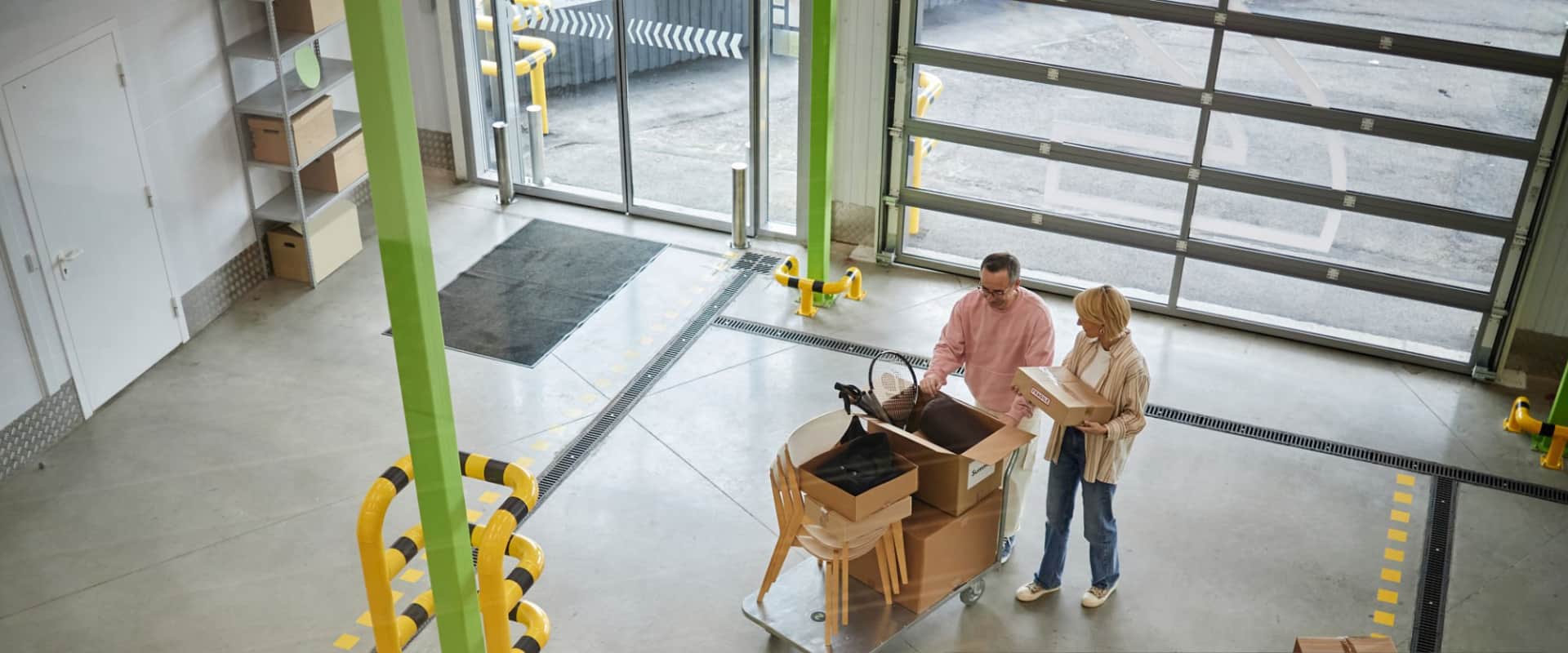 Мужчина и женщина рассматривают складское помещение, которое сдается в аренду в Минске