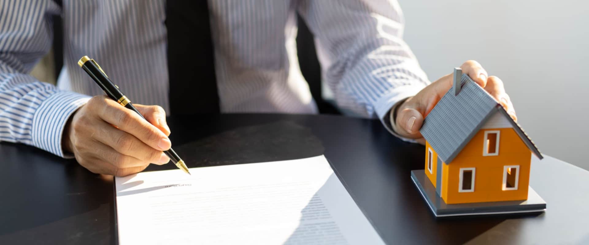 Человек прописывается по новому адресу перед продажей своей квартиры