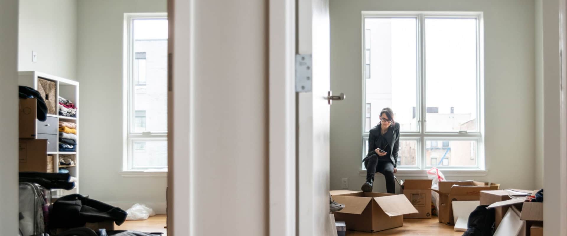 Девушка оценивает масштабы предпродажной подготовки