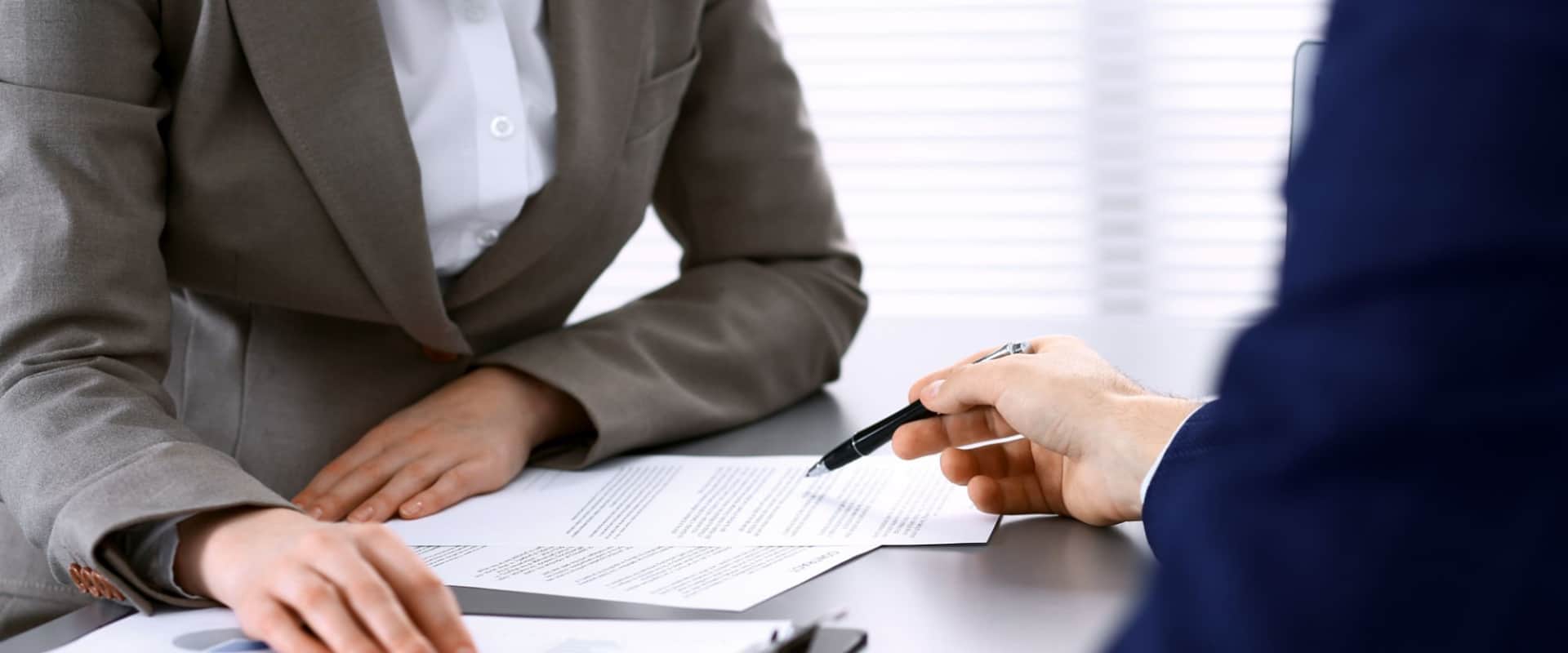 Человек подает документы на получение статуса нуждающегося в улучшении жилищных условий