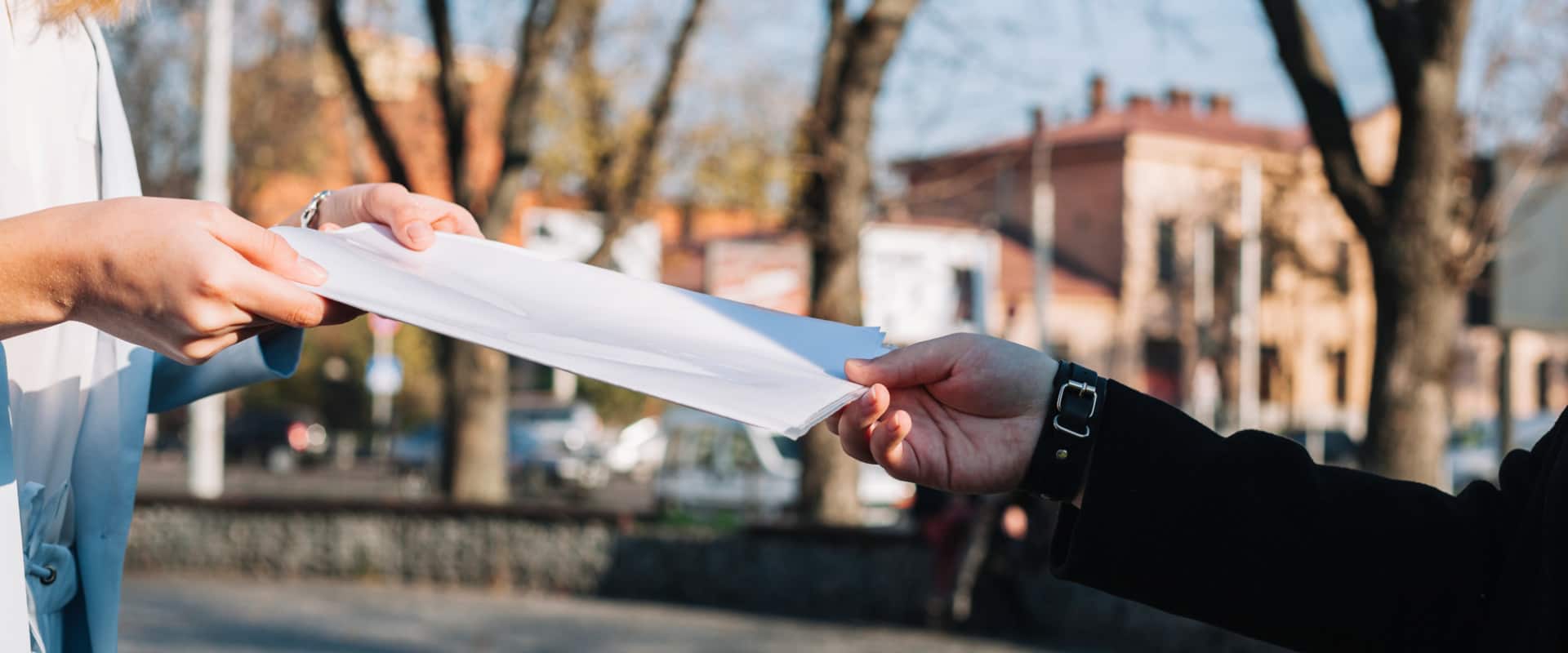 Передача из рук в руки конверта с документом