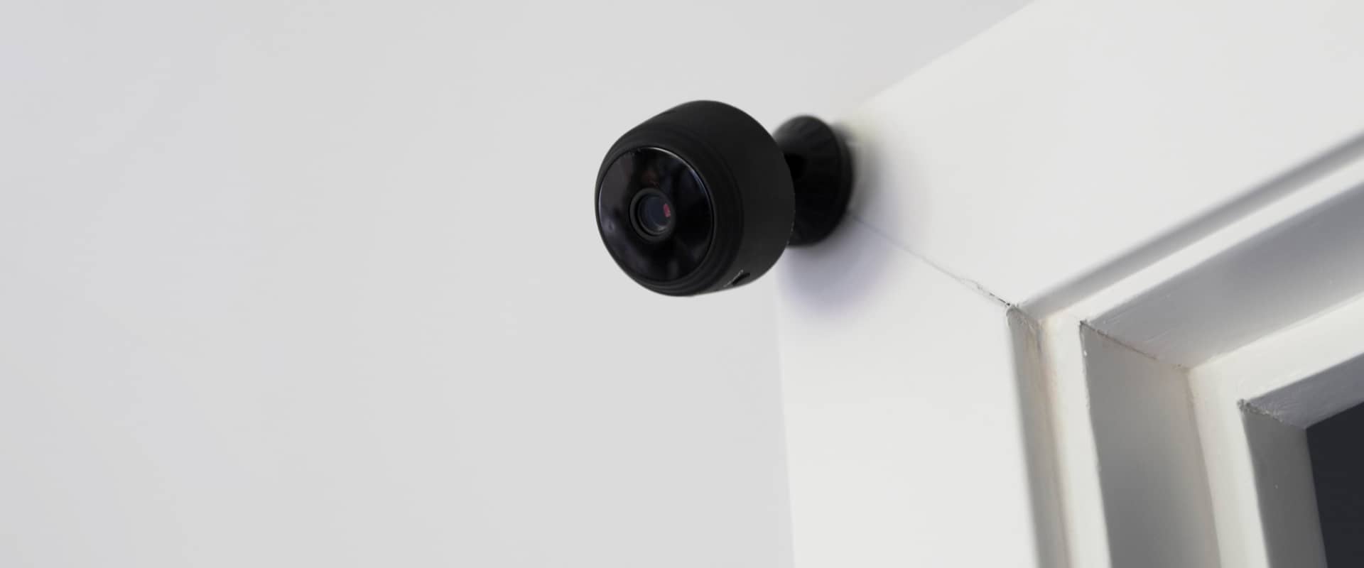 Камера видеонаблюдения, установленная в подъезде многоквартирного дома