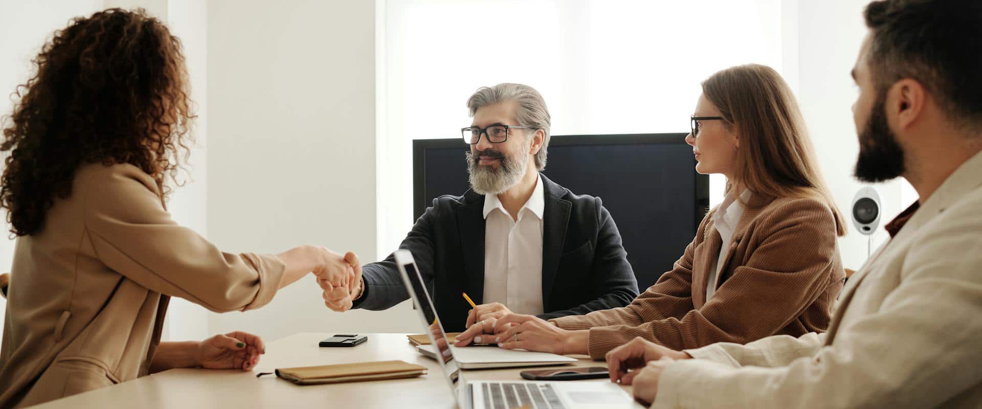 Подписание договора купли-продажи с пожилым собственником квартиры