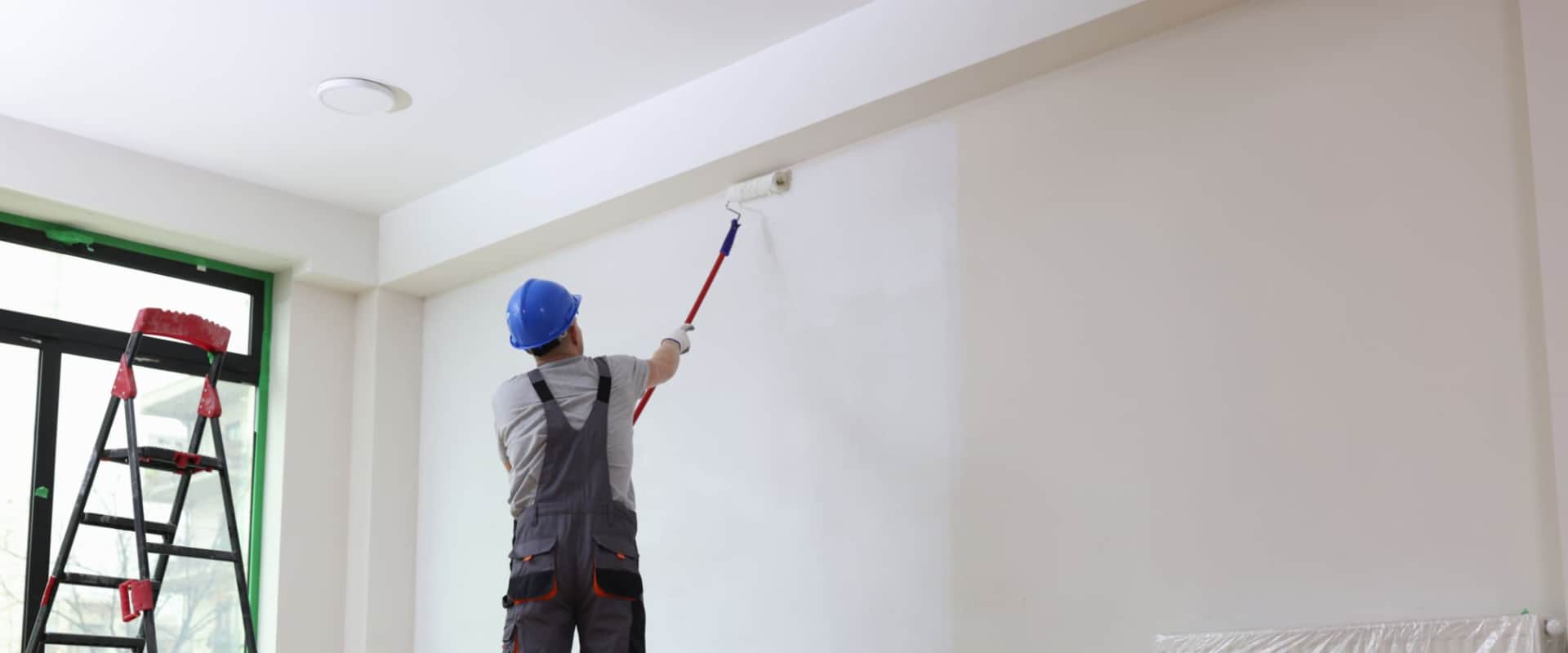 Мужчина занимается предпродажной подготовкой для продажи своей квартиры