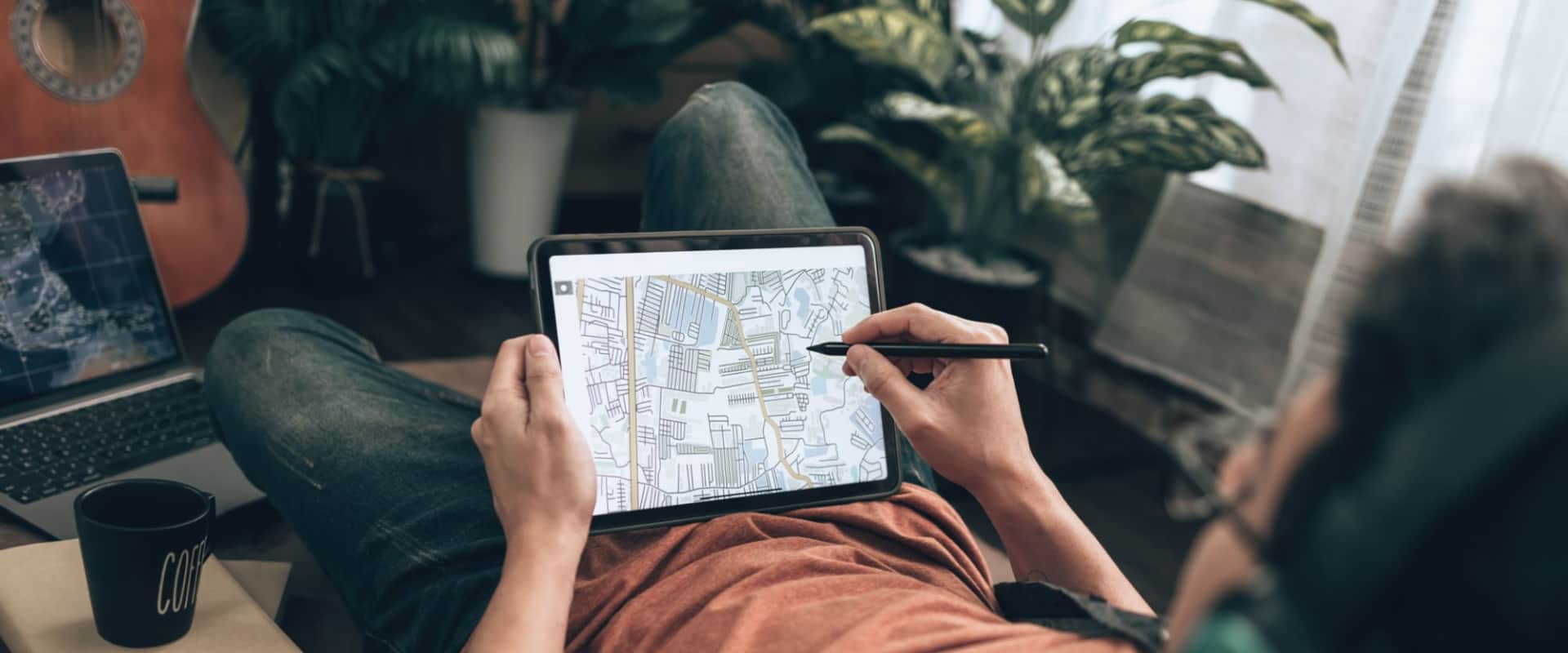 Человек рассматривает карту и параллельно оценивает перспективы продажи своей квартиры