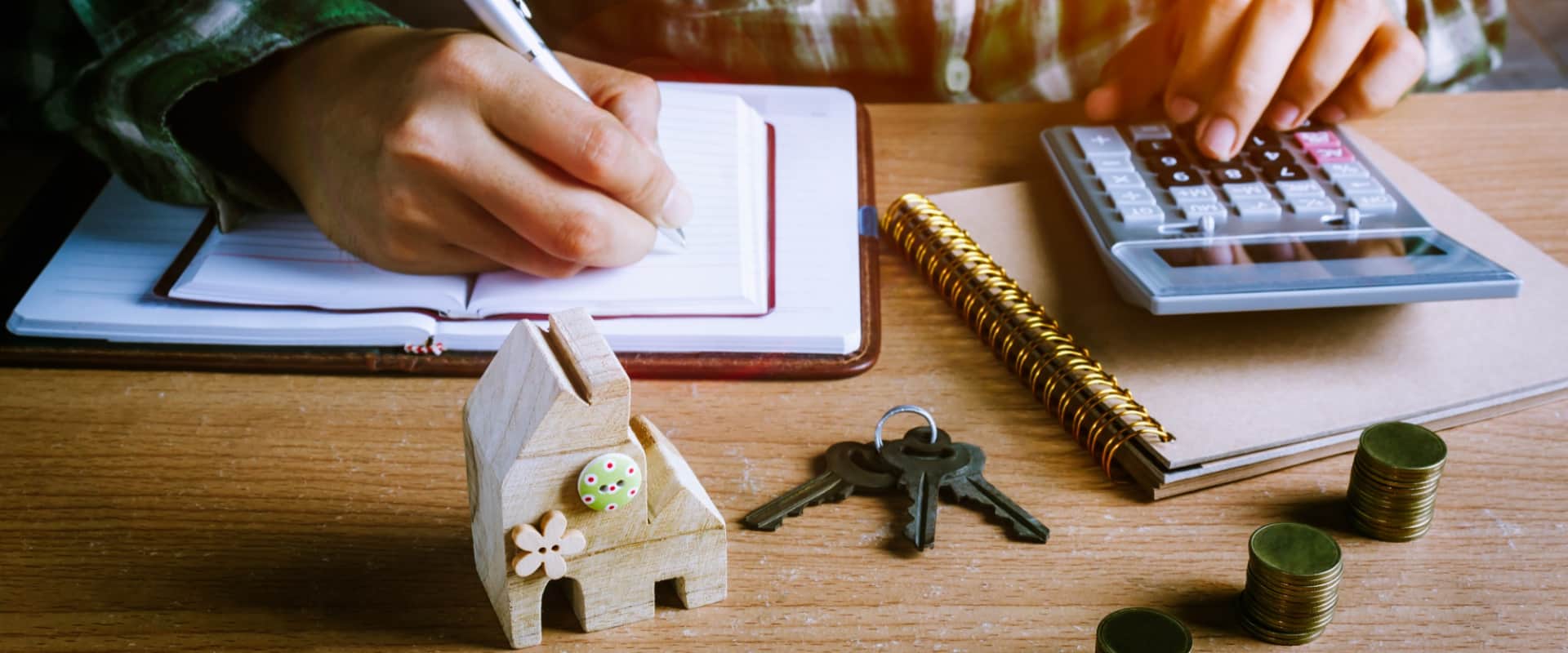 Человек оценивает, за сколько он может продать свою квартиру в Новой Боровой