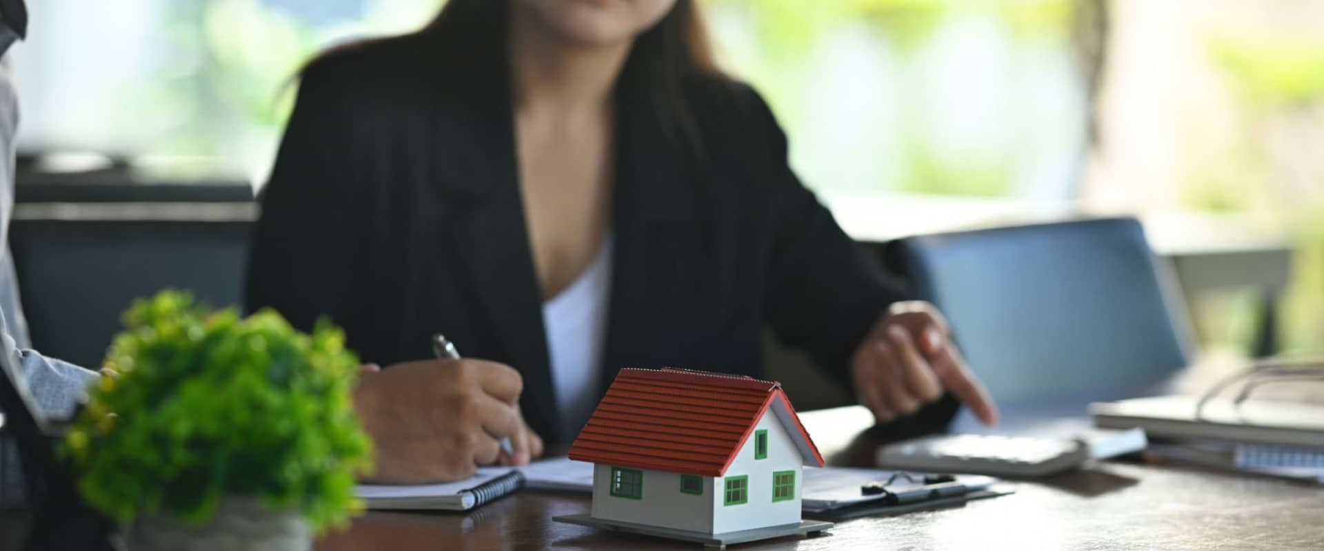 Покупать и продавец записываются к регистратору для проведения будущей сделки