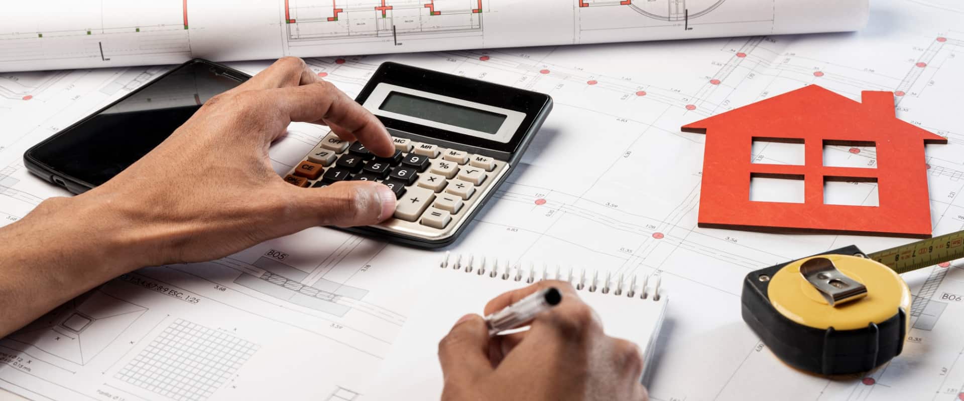 Человек при помощи калькулятора переводит квадратные метры в гектары