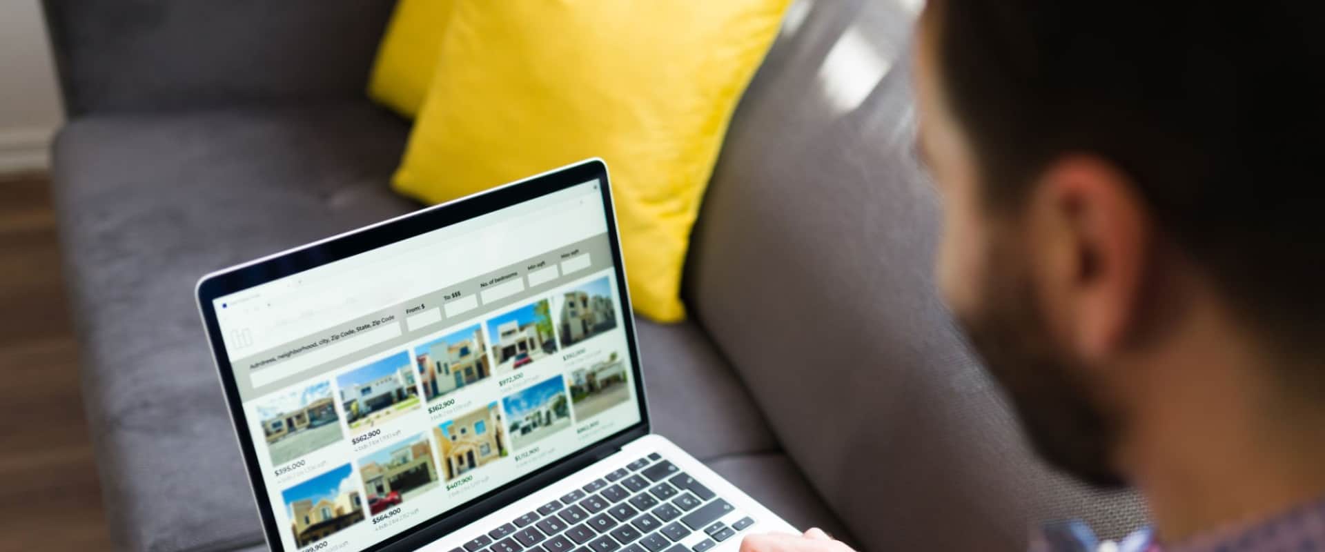 Человек просматривает объявления о продаже вторичных квартир в Минске