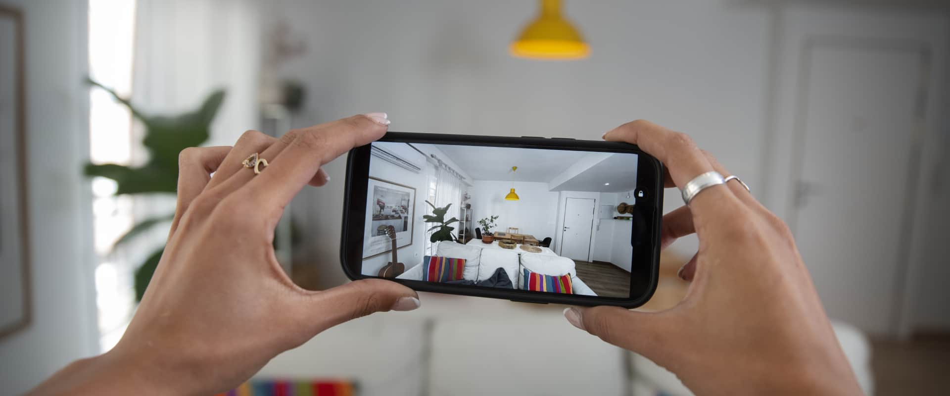 Девушка самостоятельно фотографирует вторичную квартиру для продажи