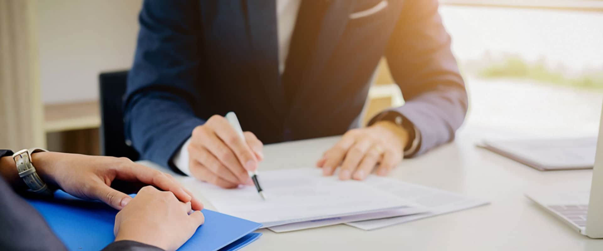 Сотрудник банка показывает условия сотрудничества при оформлении ипотеки