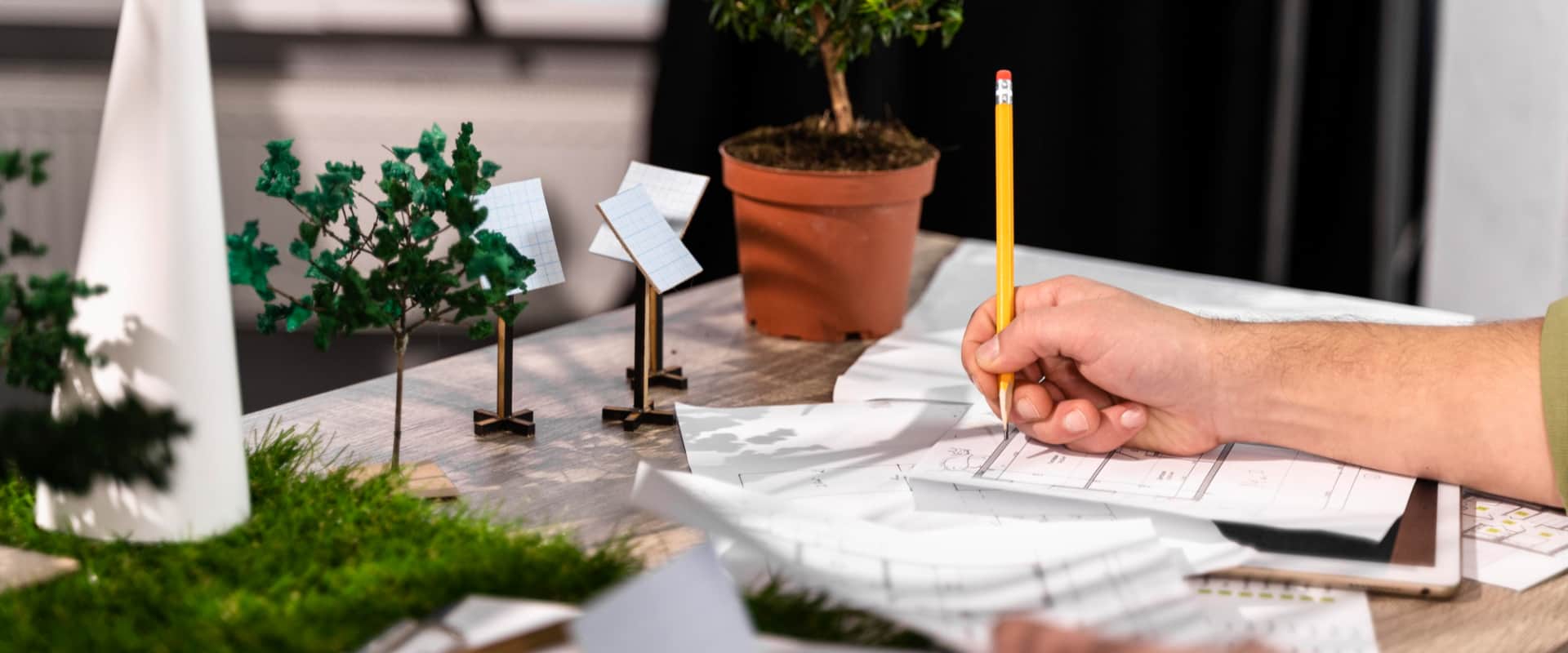 Человек высчитывает, сколько квадратных метров и соток в заданном количестве гектаров