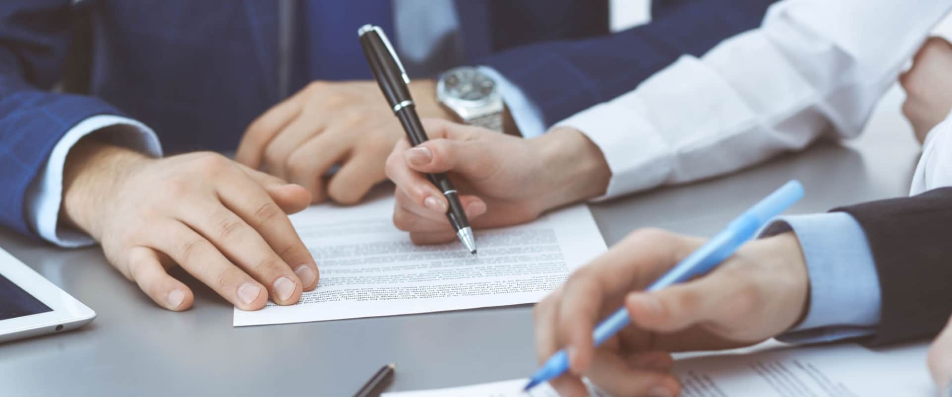 Стороны сделки подписывают договор купли-продажи и завершают передачу права собственности