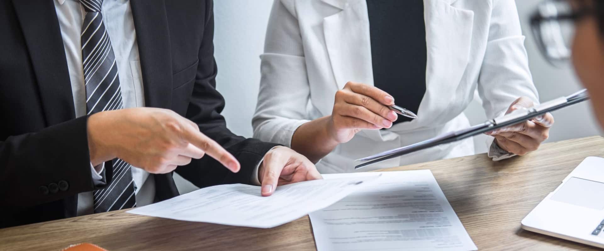 Люди выбирают между оформлением ипотеки и потребительским кредитом