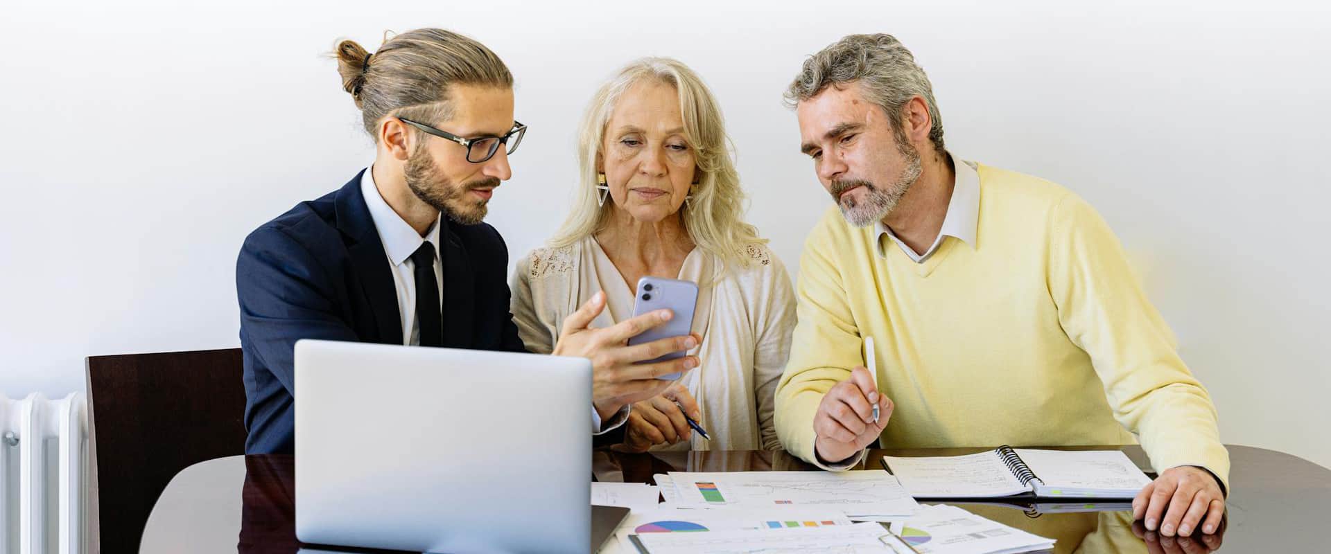 Риэлтор помогает пожилым людям продать вторичную квартиру