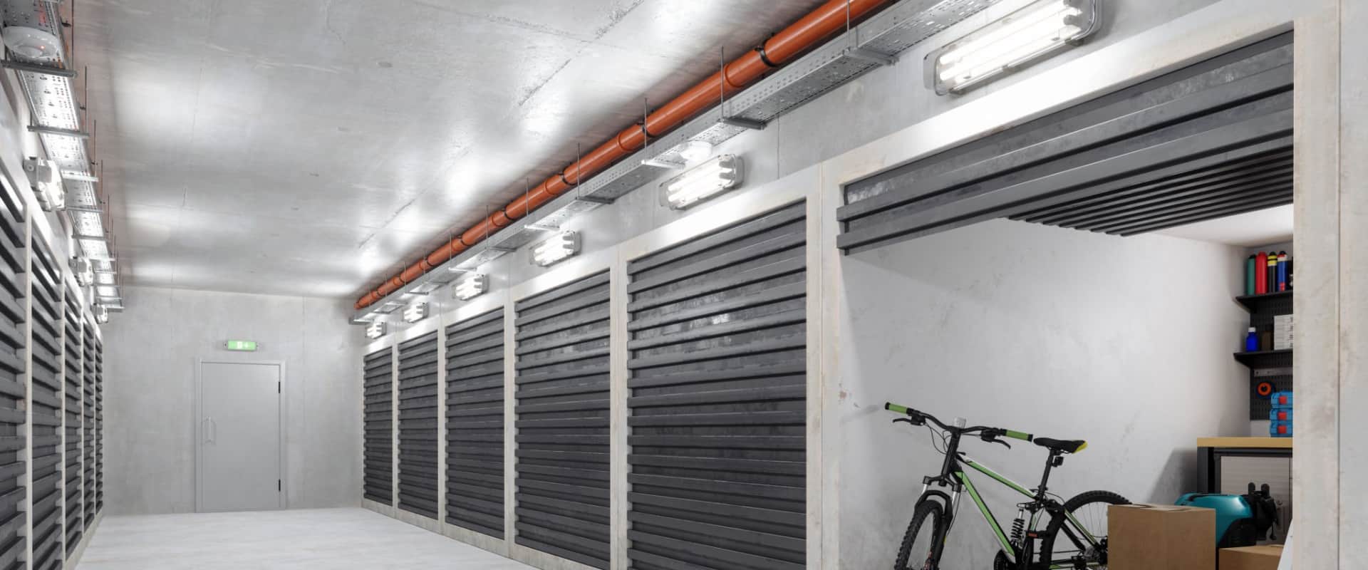 Складское помещение, разделенное на несколько малых и равных частей