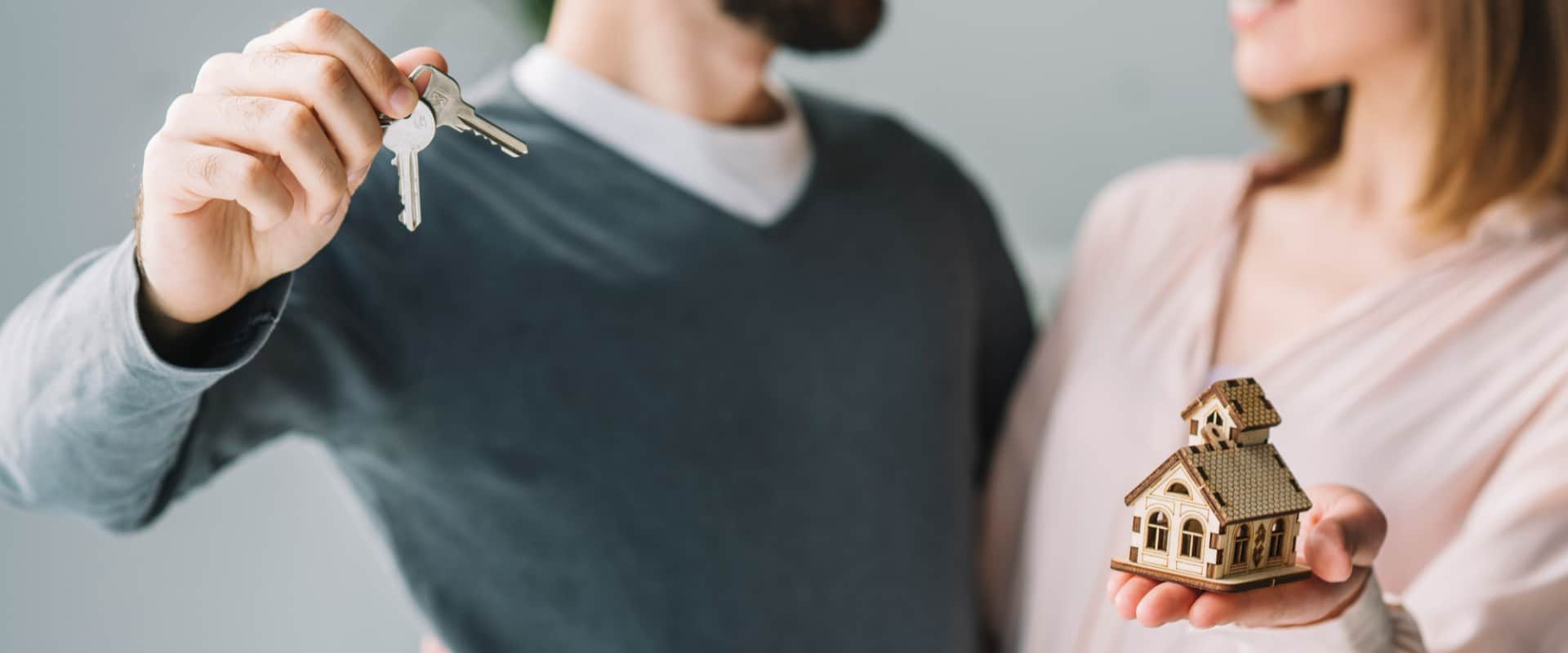 Муж и жена продают вторичную квартиру на рынке недвижимости в Беларуси