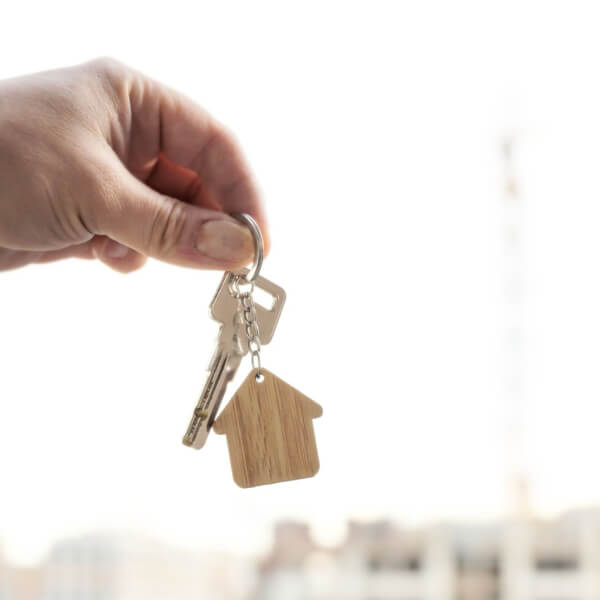 Чем опасна покупка квартиры с прописанным человеком